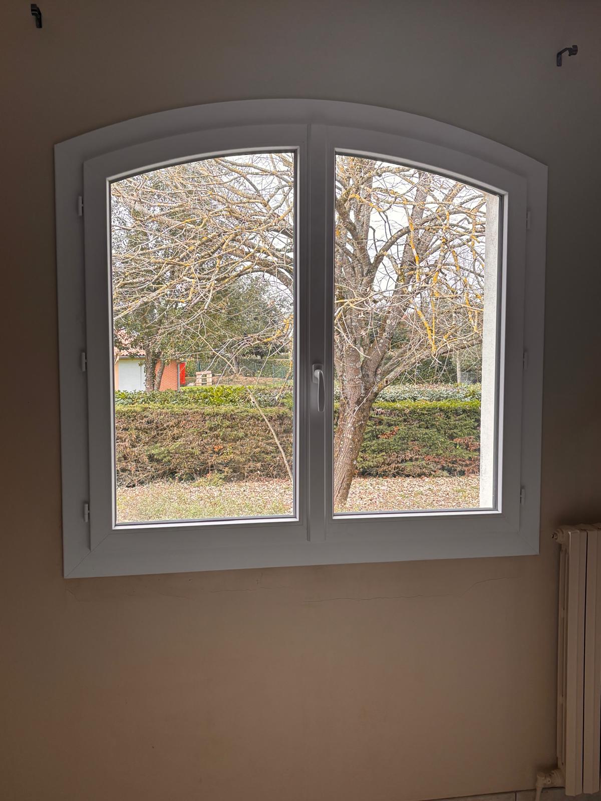 photo d'une fenêtre en pvc blanc