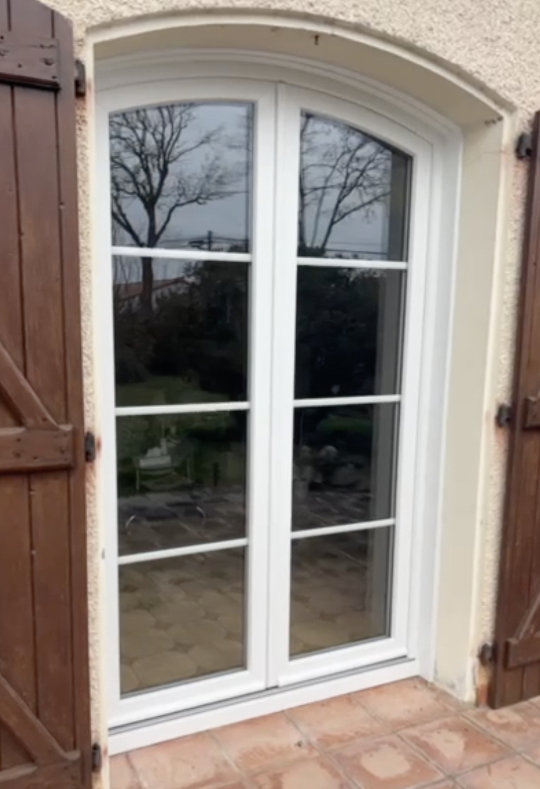 photo d'une porte fenêtre en pvc blanc