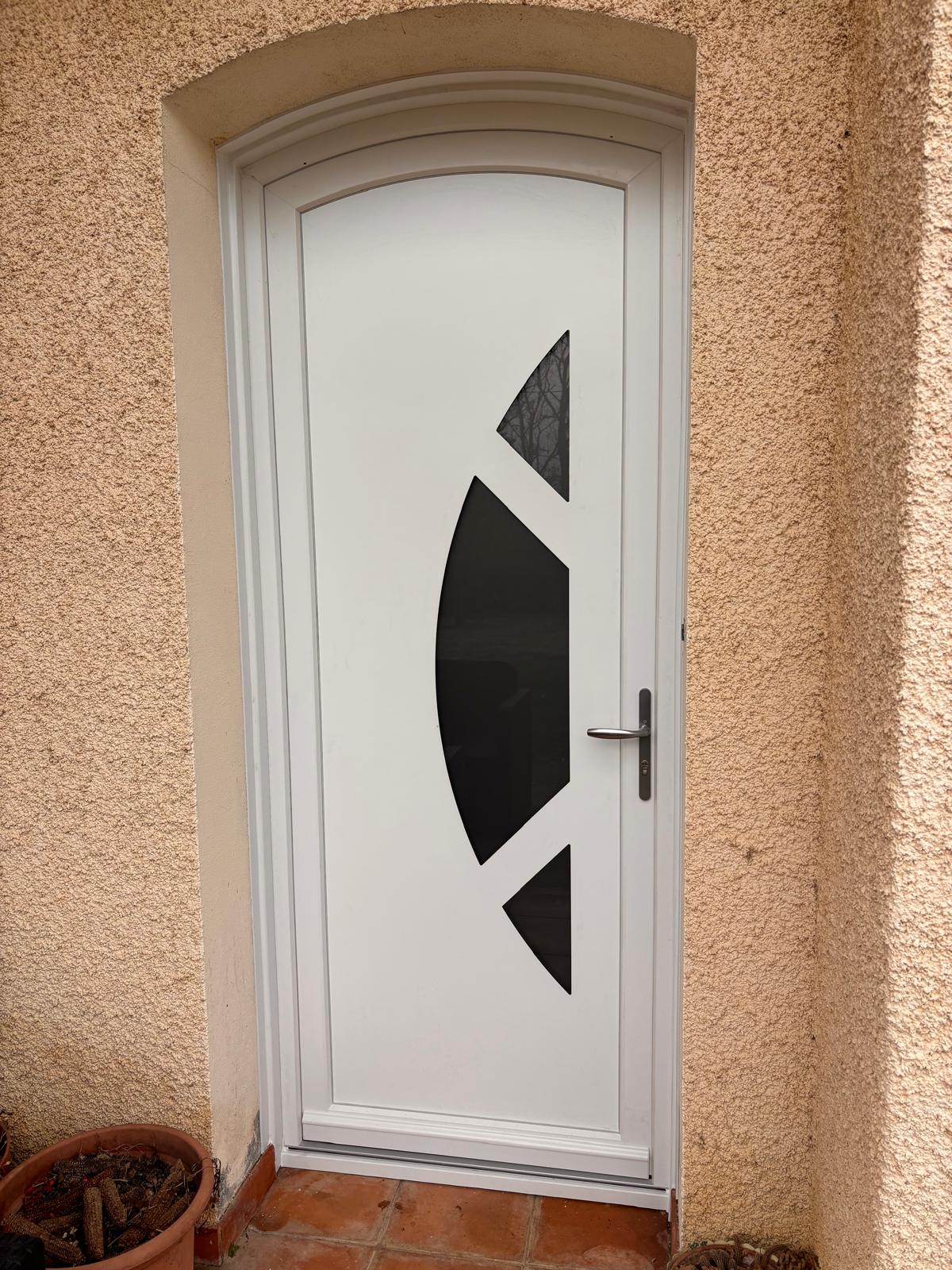 photo d'une porte d'entrée en pvc blanc