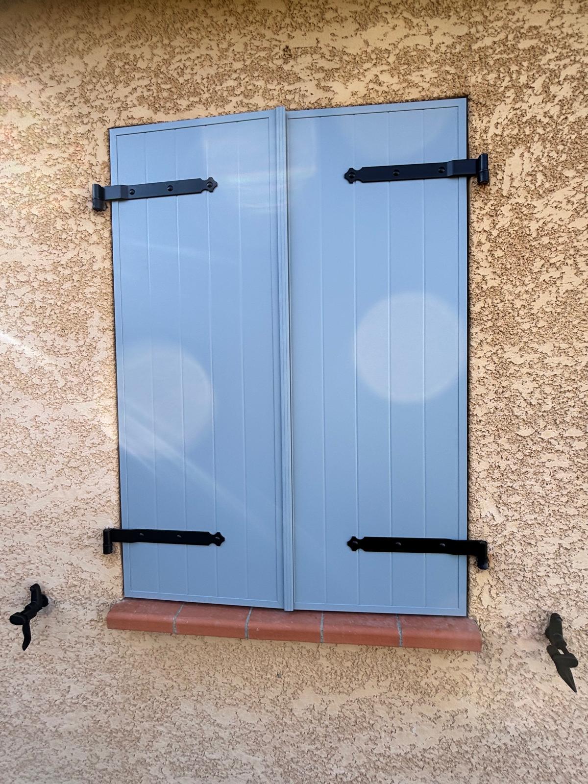 Fenêtres aluminium et volets battants à Toulouse, position volets fermés