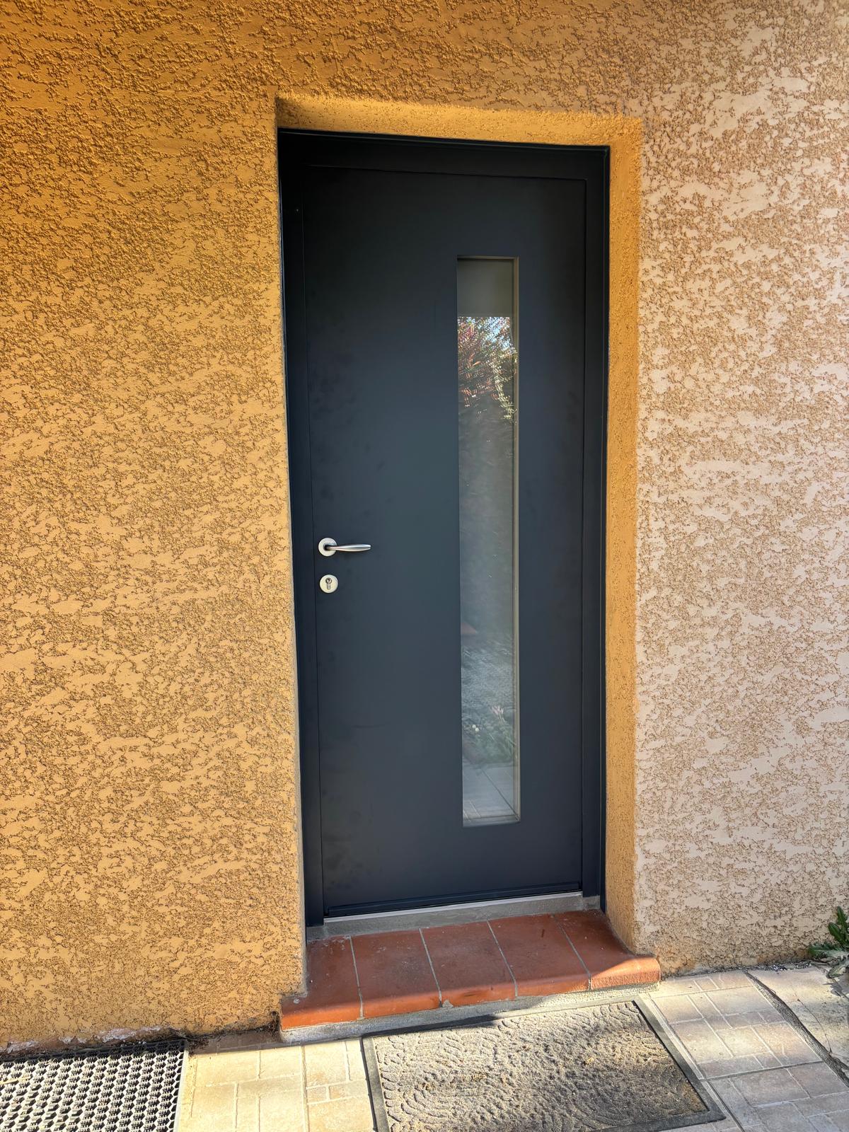 Installation d'une porte en aluminium à Toulouse