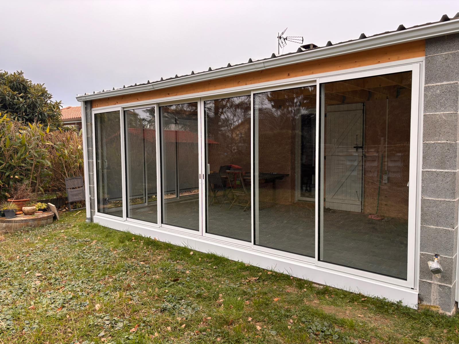 photo d'une terrasse fermée par des baies vitrées