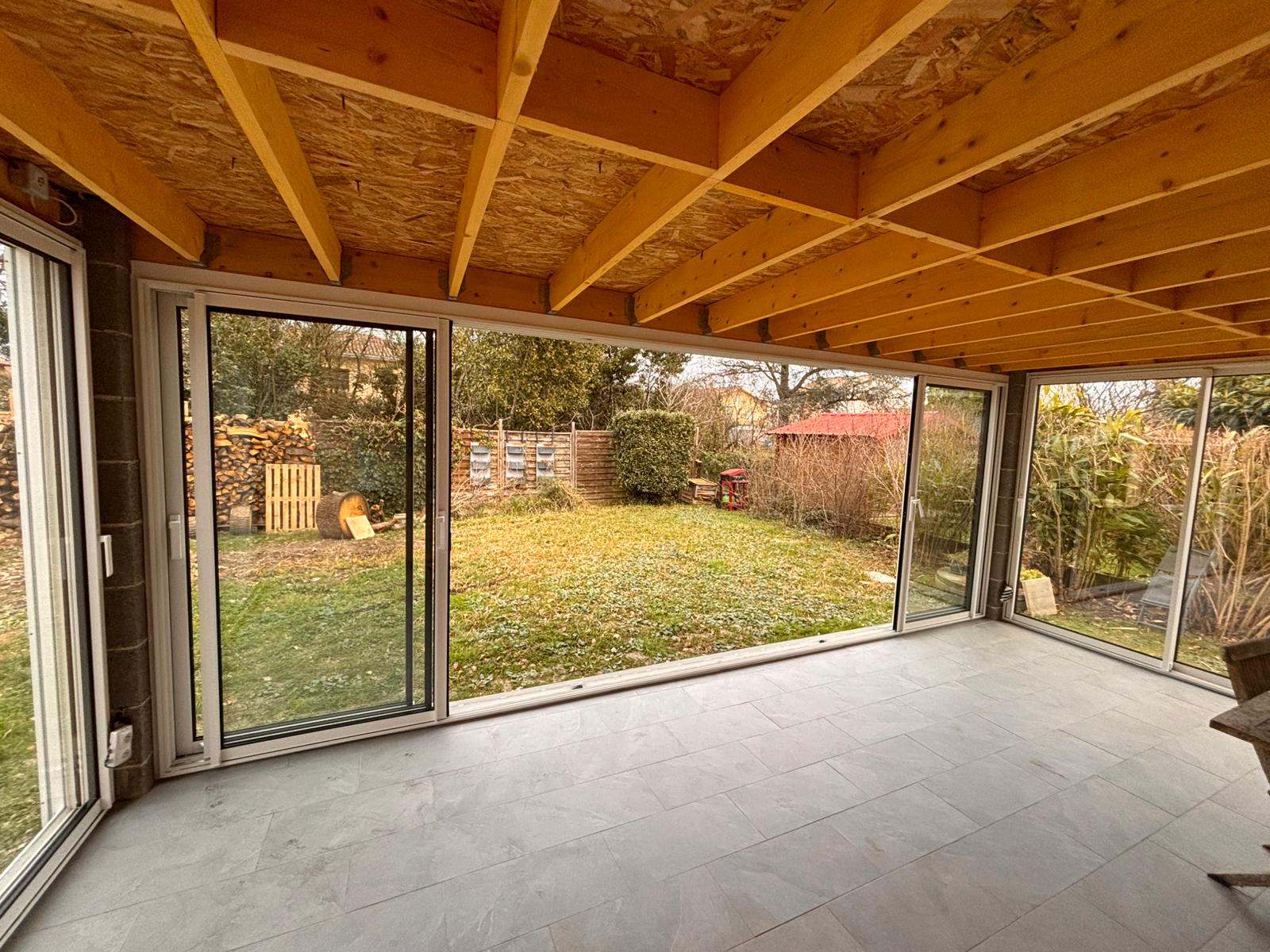 photo d'une terrasse fermée par des baies vitrées