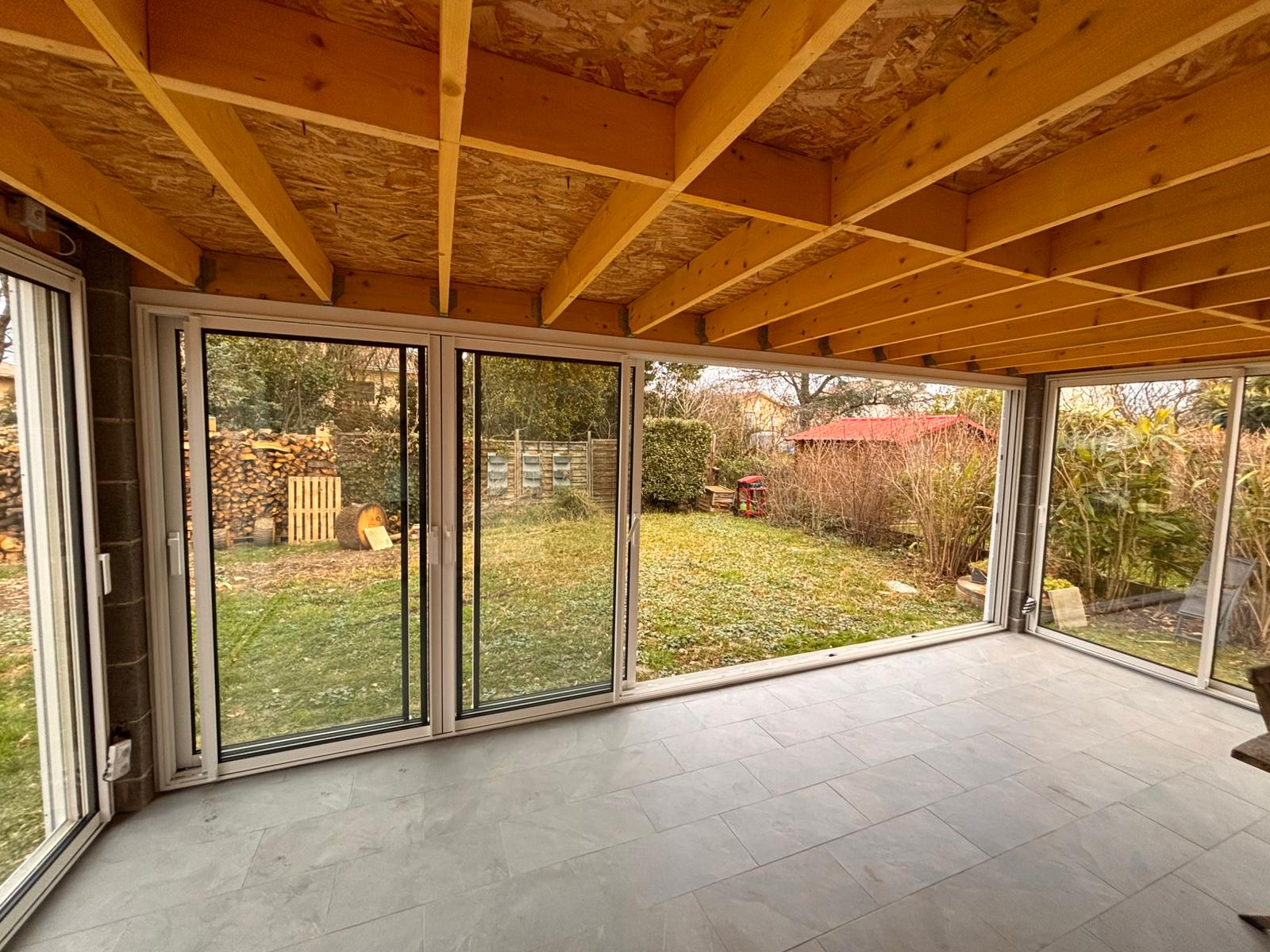 photo d'une terrasse fermée par des baies vitrées
