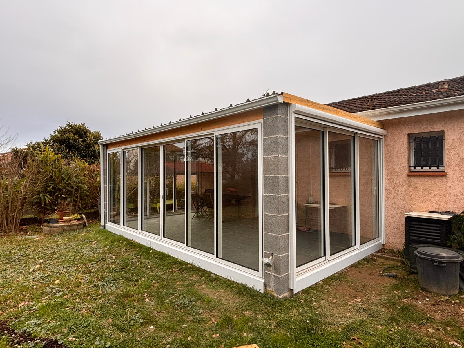 photo d'une terrasse fermée par des baies vitrées