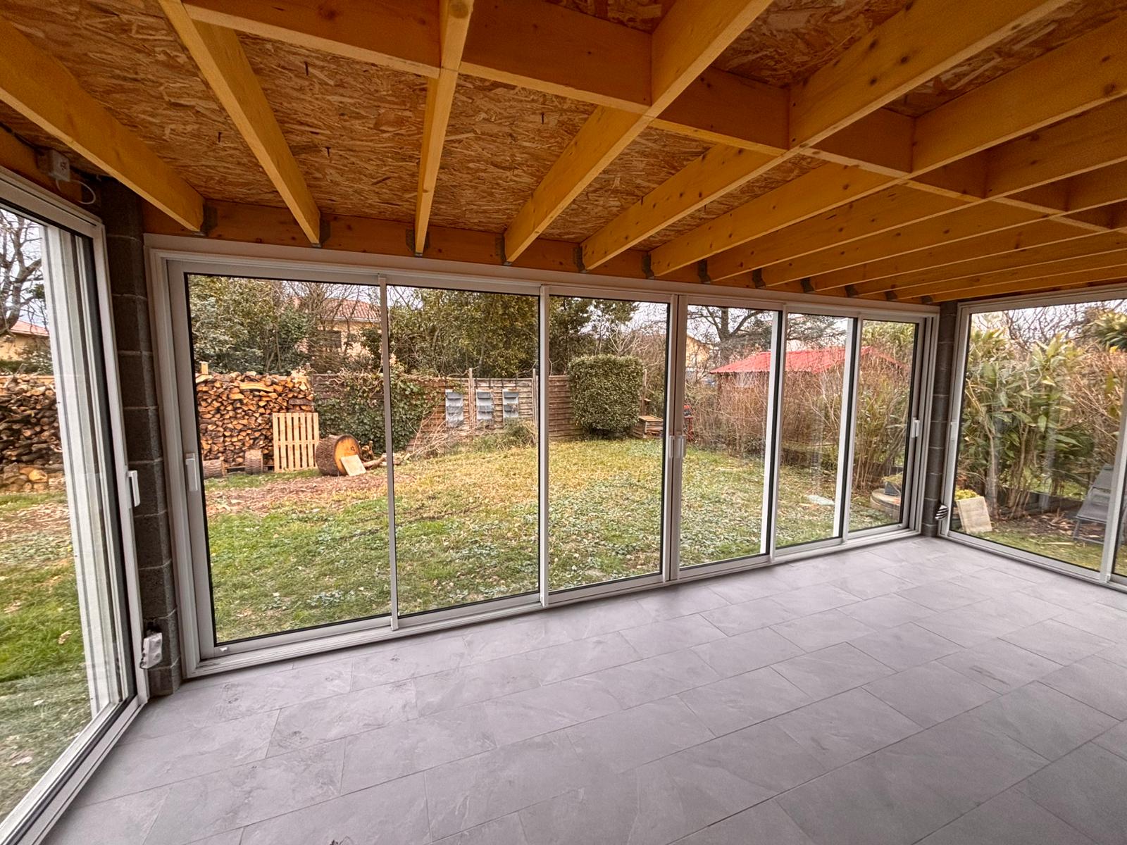 photo d'une terrasse fermée par des baies vitrées