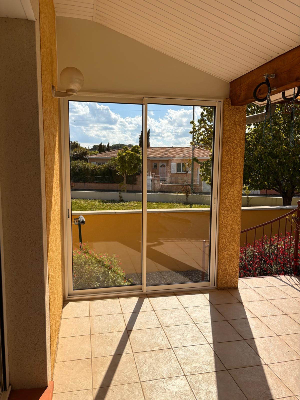 photo d'une terrasse fermée d'un côté par un coulissant