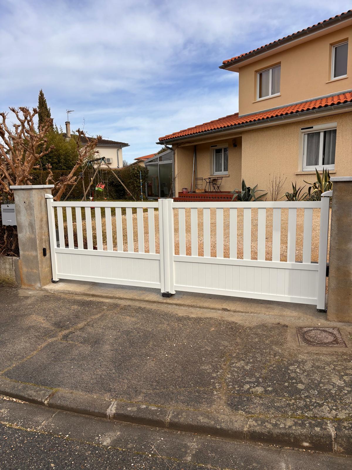 Photo d'un portail blanc en aluminium