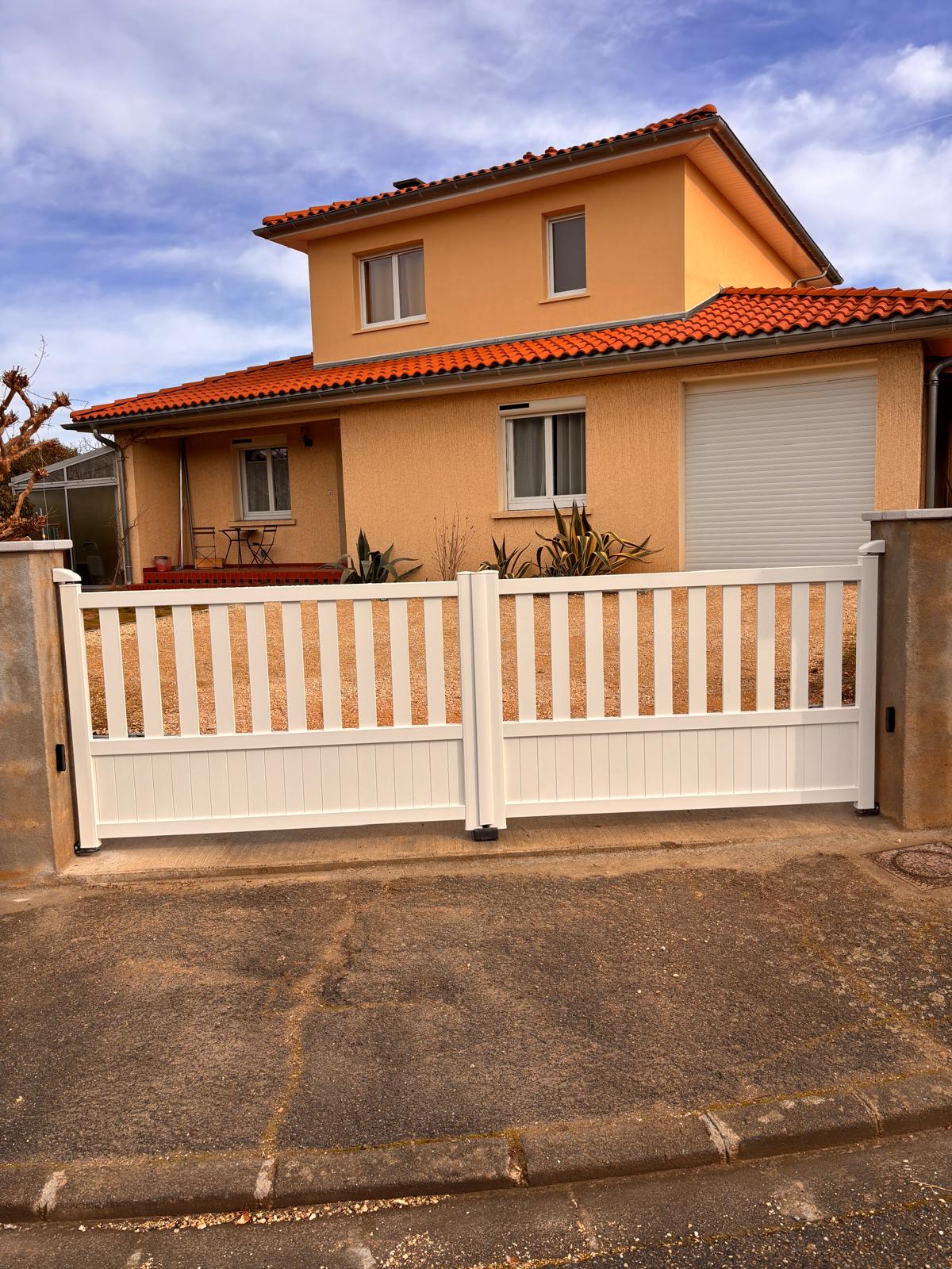 Photo d'un portail blanc en aluminium