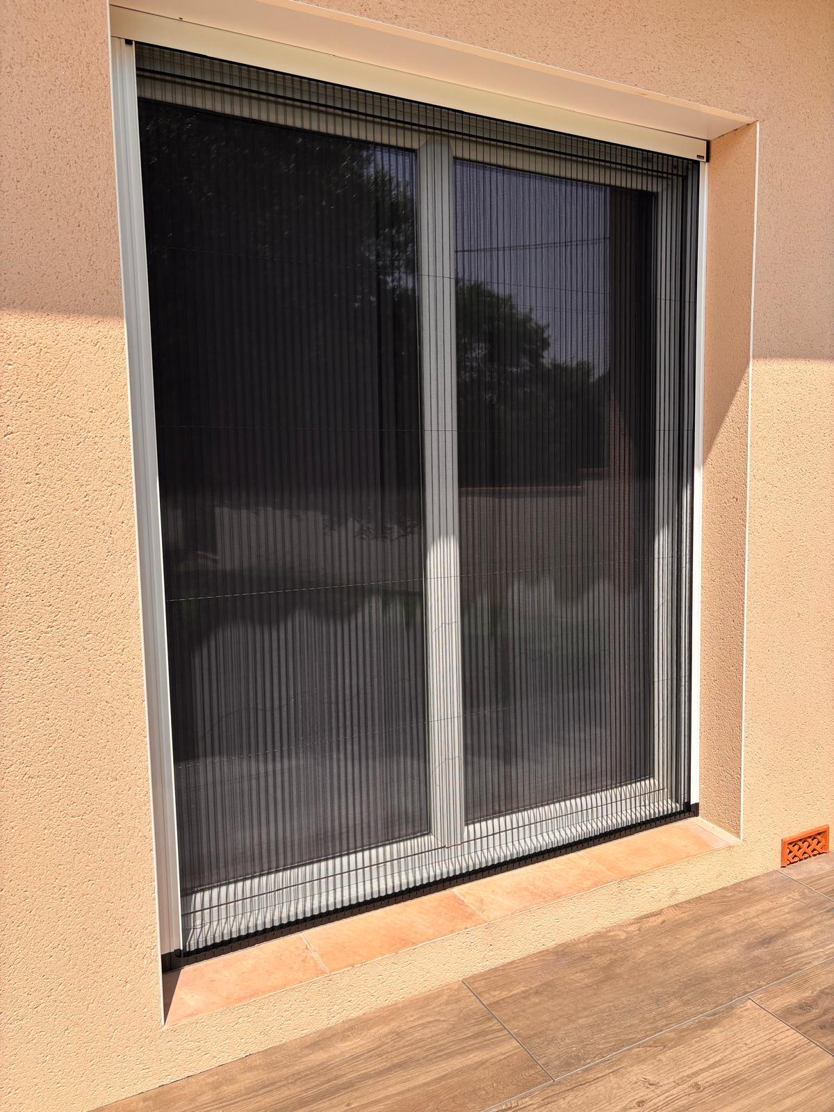 moustiquaires plissées installées sur porte-fenêtre à Toulouse par Occ'Fermetures