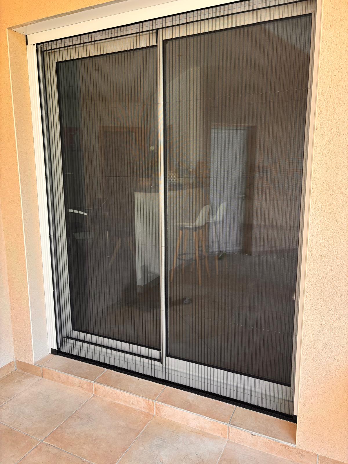 moustiquaires plissées installées sur porte-fenêtre à Toulouse par Occ'Fermetures