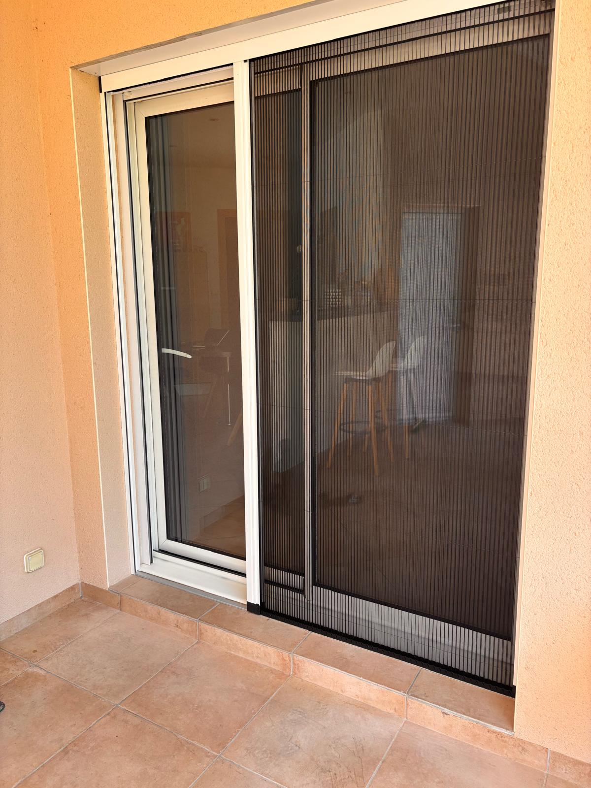 moustiquaires plissées installées sur porte-fenêtre à Toulouse par Occ'Fermetures