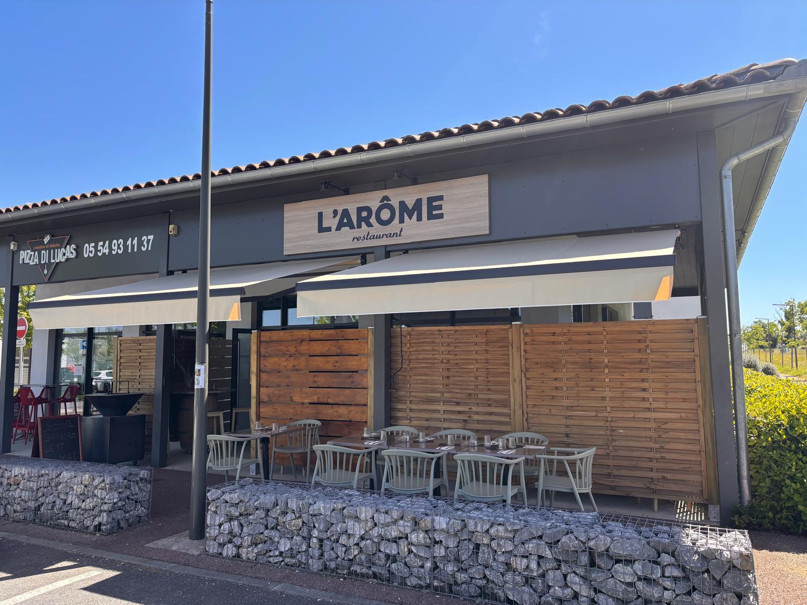 Autre vue de face du restaurant avec les stores
