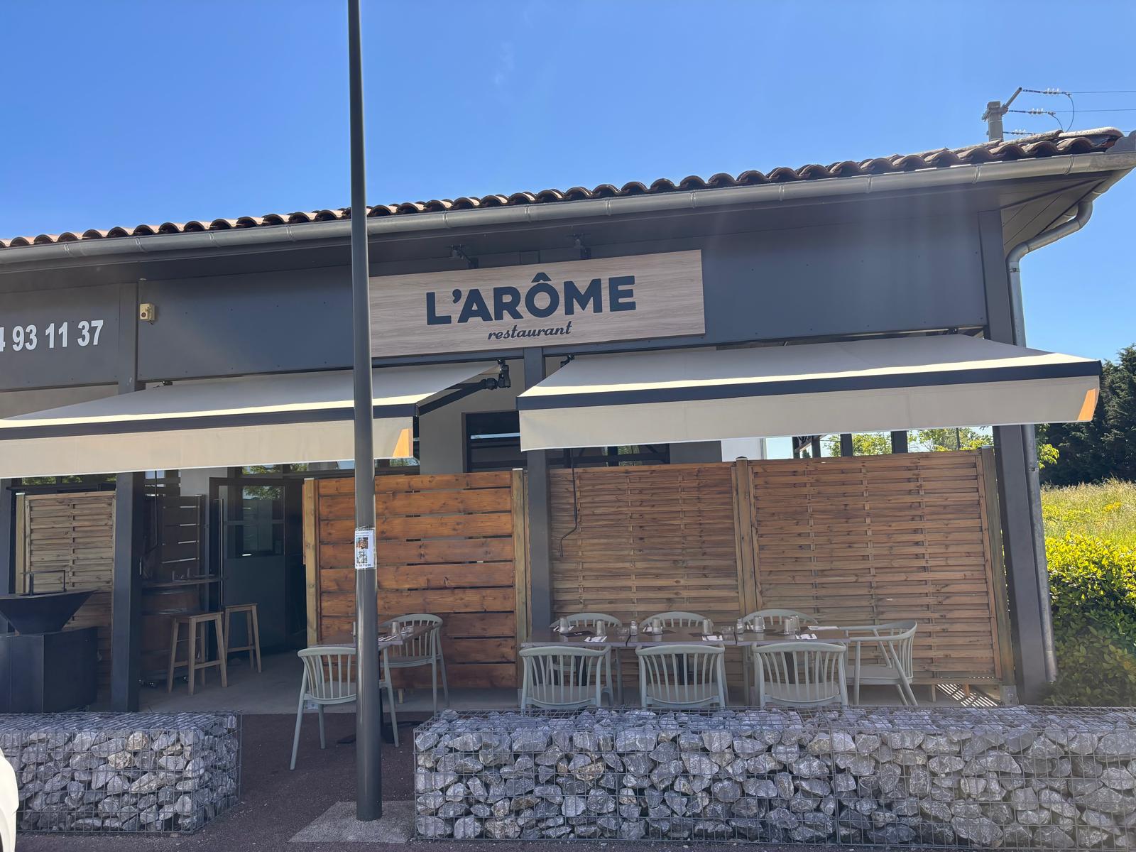 Vue de face des stores installés sur la terrasse d'un restaurant