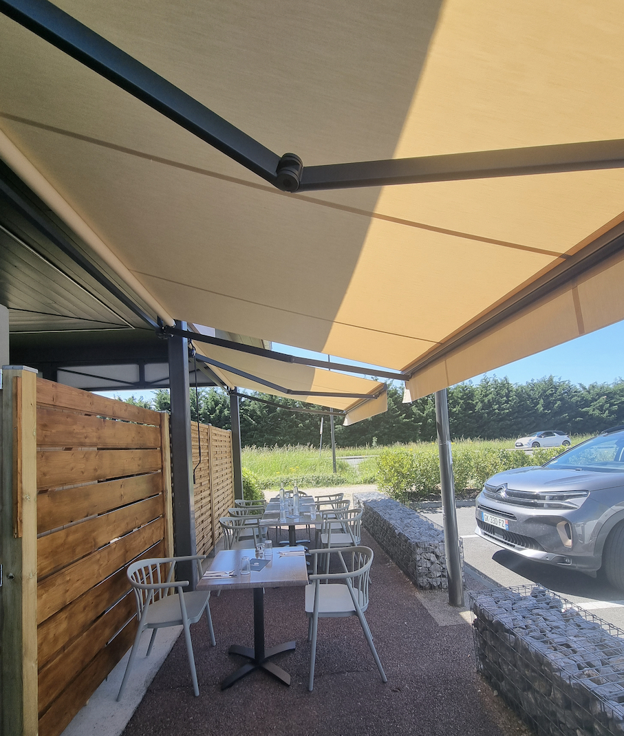 Installation de store sur la terrasse d'un restaurant