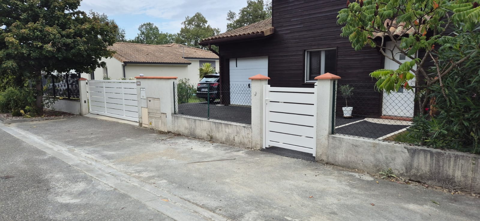 Photo d'un portail et portillon en aluminium blanc