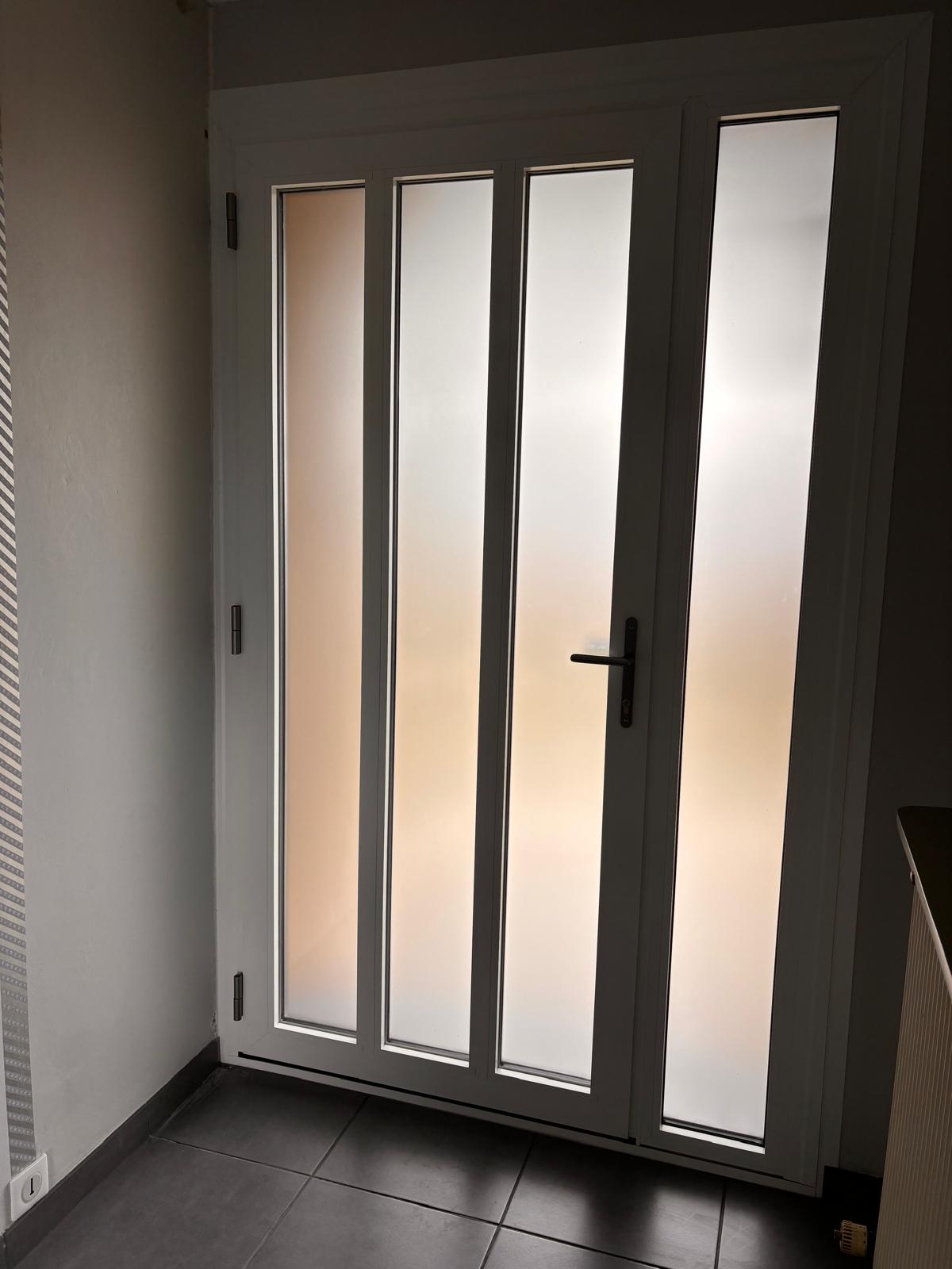 photo d'une porte d'entrée en alu blanc à l'intérieur