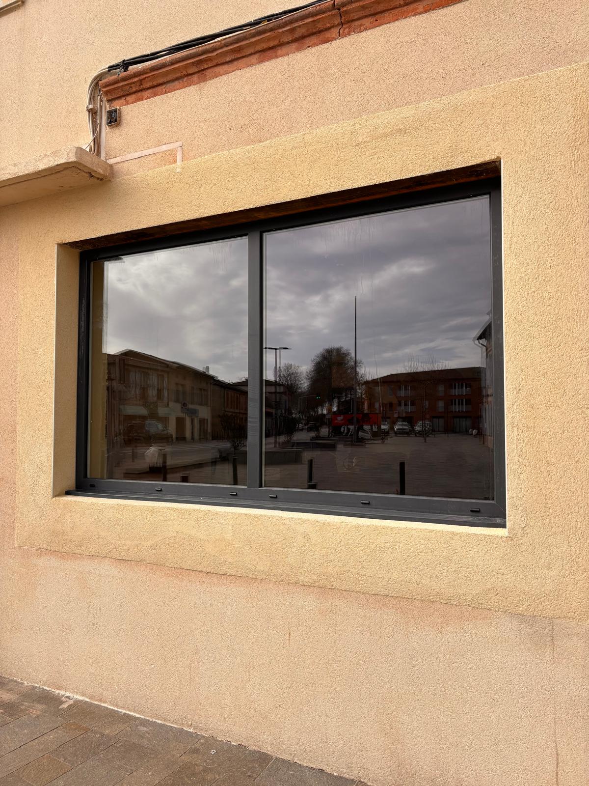 fenêtre châssis fixe en pvc gris anthracite