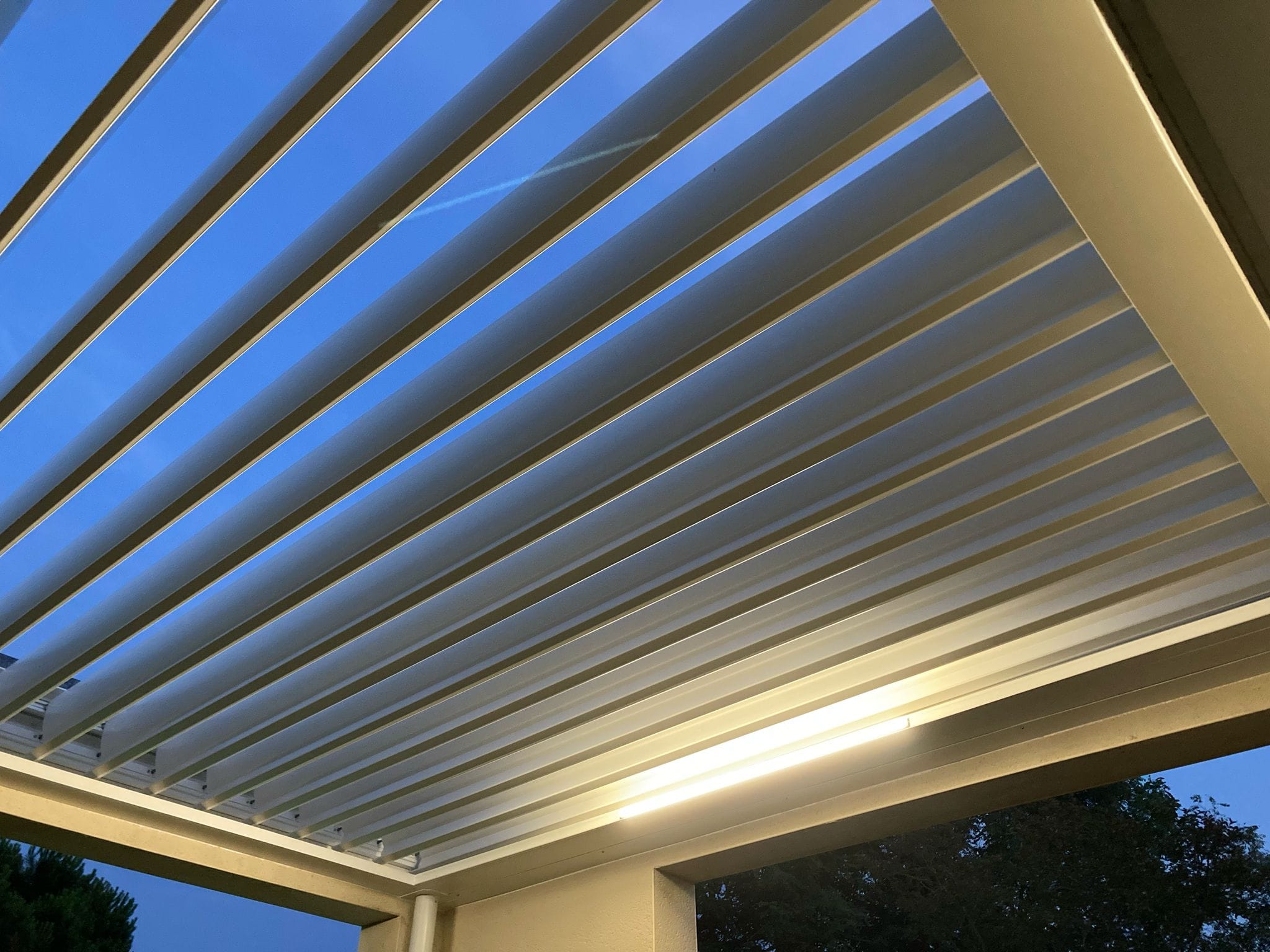 zoom sur les lames ouvertes d'une pergola bioclimatique installée à Toulouse par Occ'Fermetures