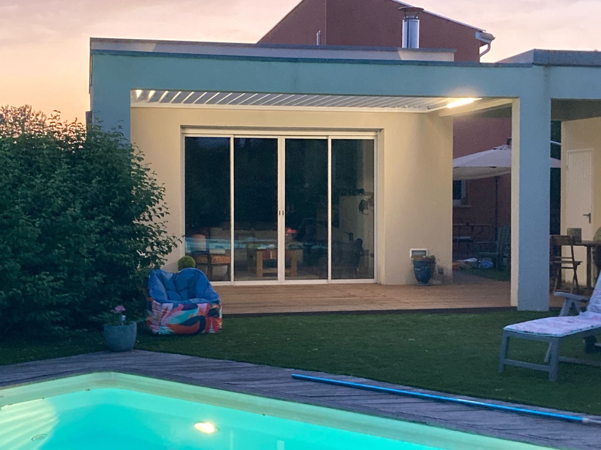 pergola bioclimatique installée entre des murs à Toulouse par Occ'Fermetures