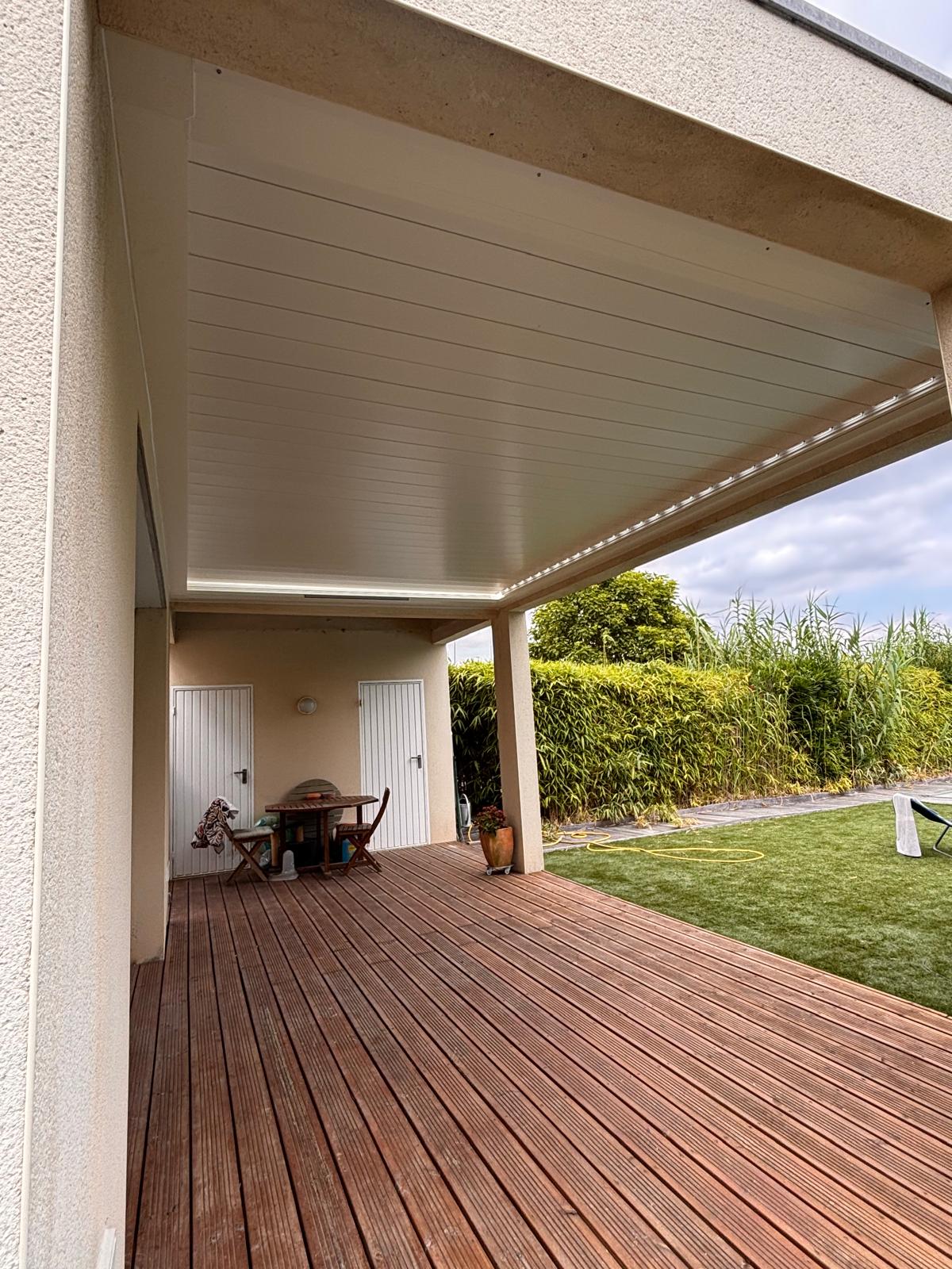 pergola bioclimatique avec lames fermées installée entre des murs à Toulouse par Occ'Fermetures