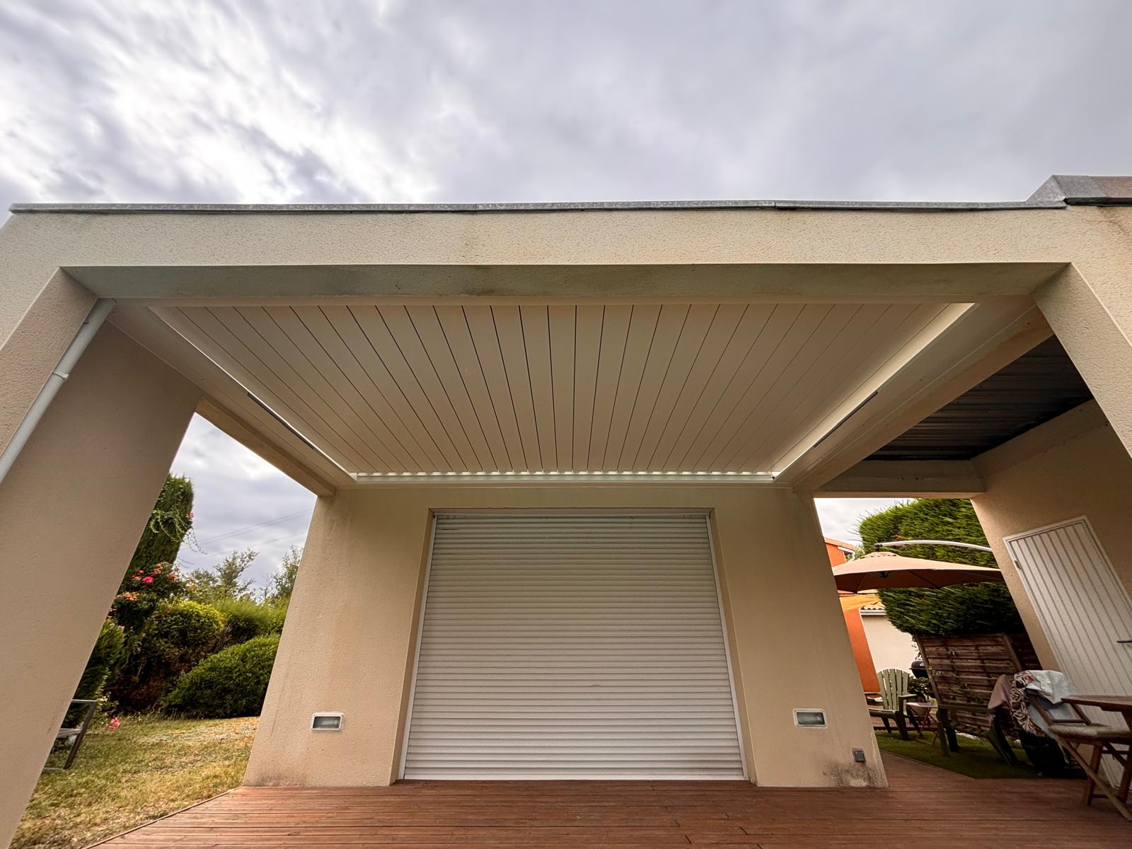 vue de face d'une pergola bioclimatique avec lames fermées installée entre des murs à Toulouse par Occ'Fermetures