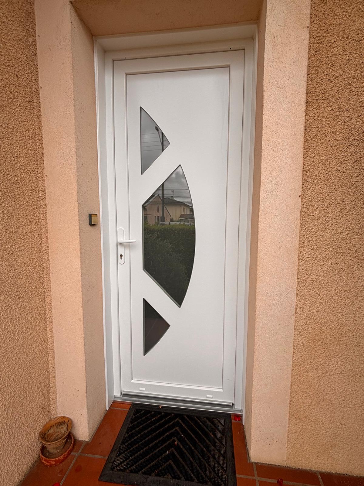 photo d'une porte d'entrée en PVC blanc