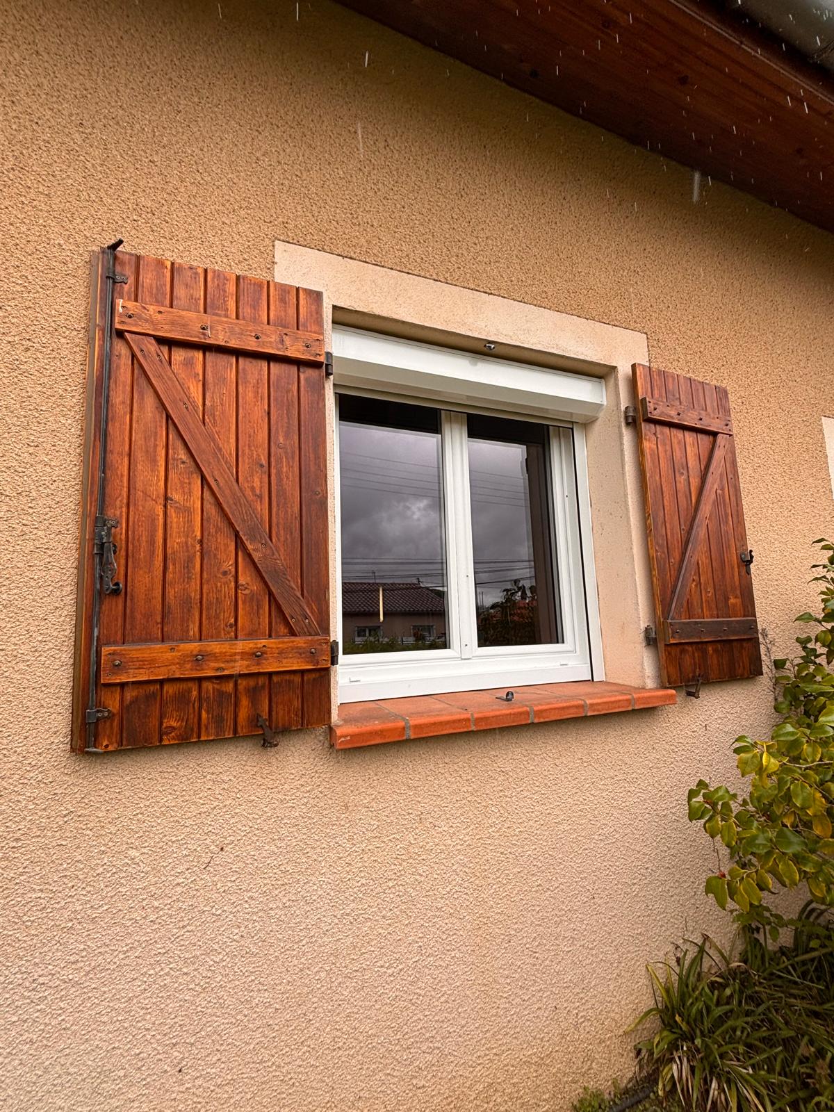 Photo d'une fenêtre en PVC blanc