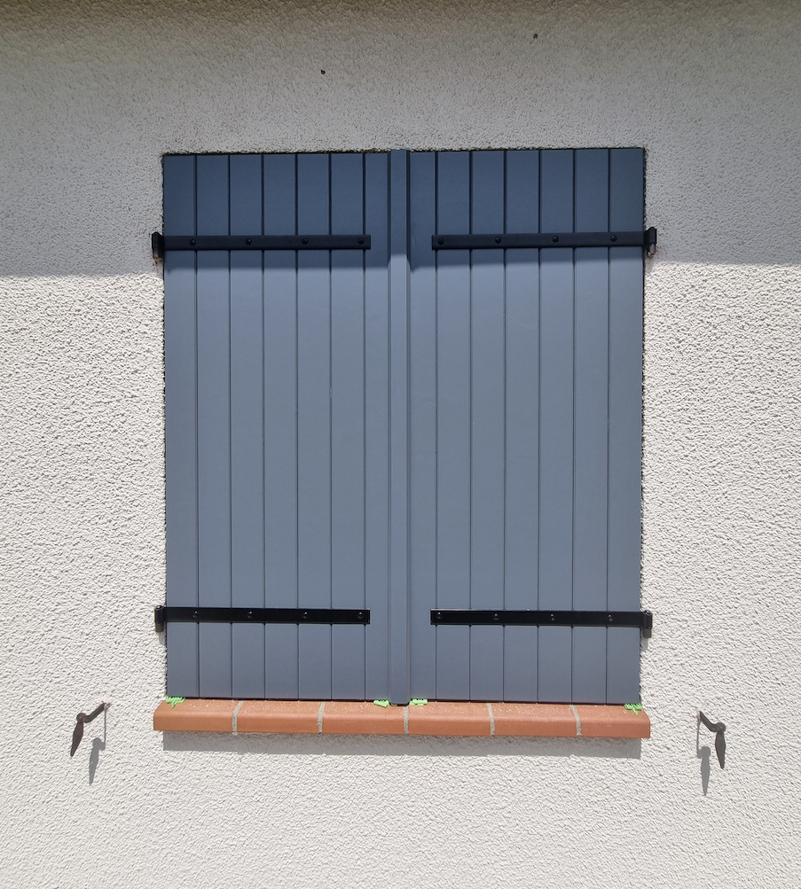 volets battants fermés gris en bois