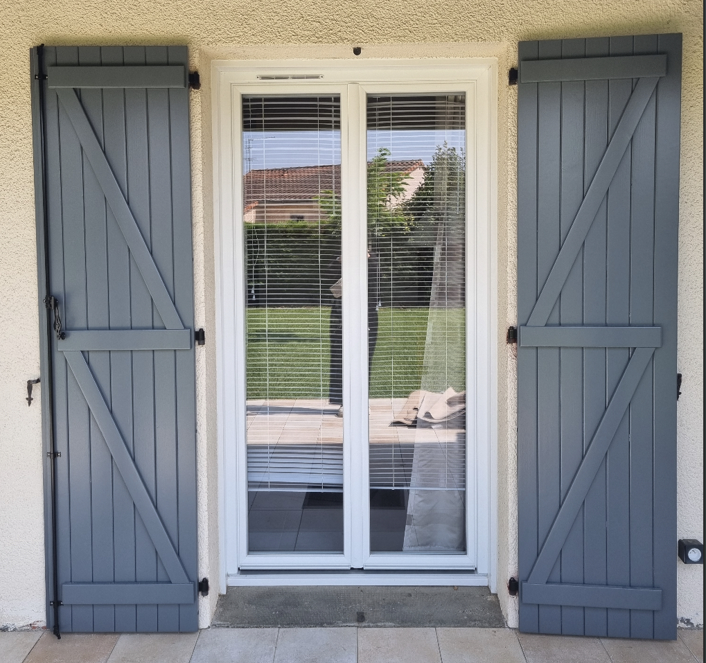 photo d'une porte-fenêtre vue de face avec volets battants en bois