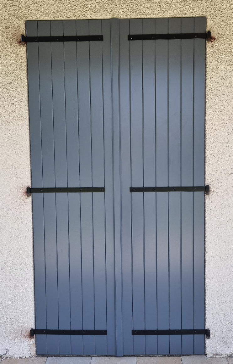 volets battants en bois gris fermés