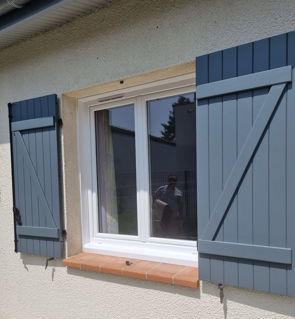 Fenêtres en PVC blanc et volets battants en bois