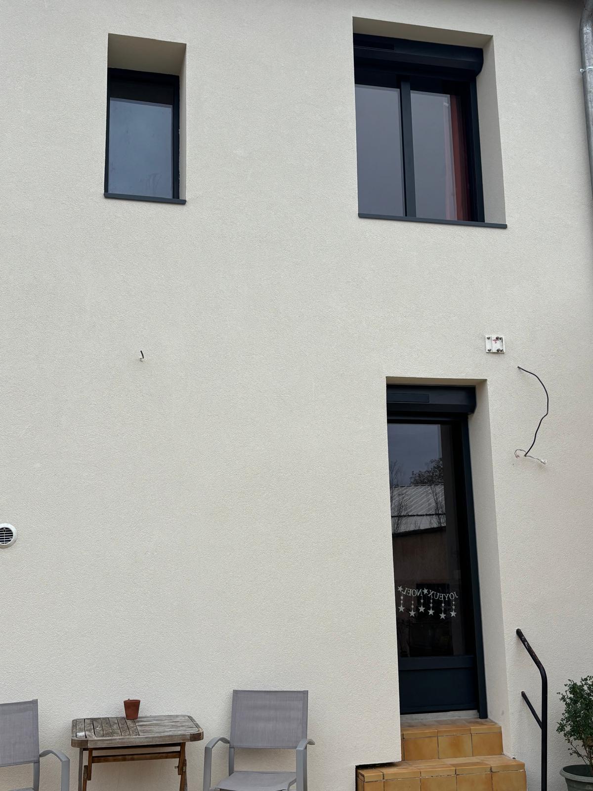 photo d'une maison avec des fenêtres en aluminium gris anthracite et la porte d'entrée