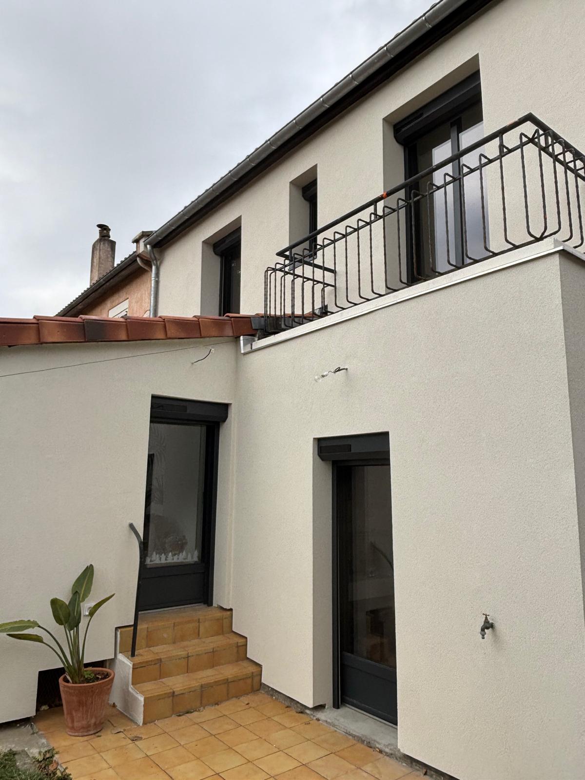 photo d'une maison avec des fenêtres en aluminium gris anthracite et porte
