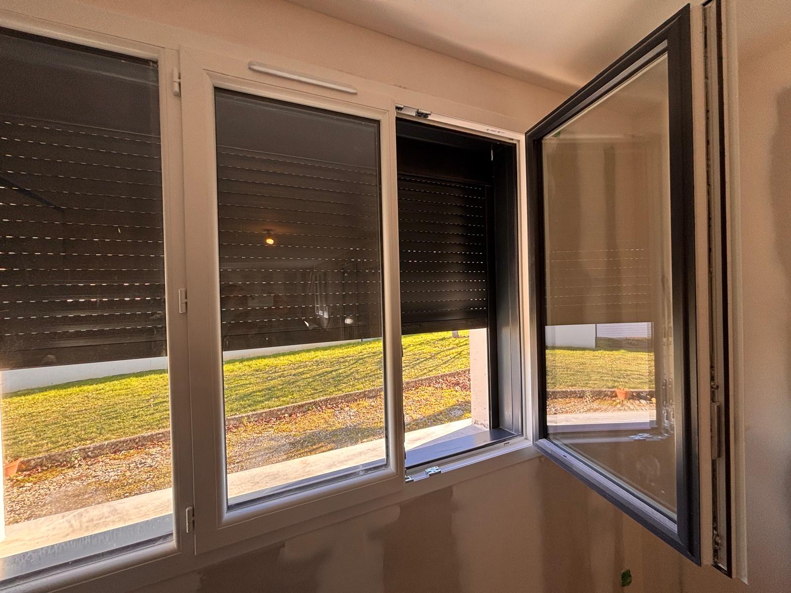 photo d'une fenêtre en PVC gris anthracite et blanc