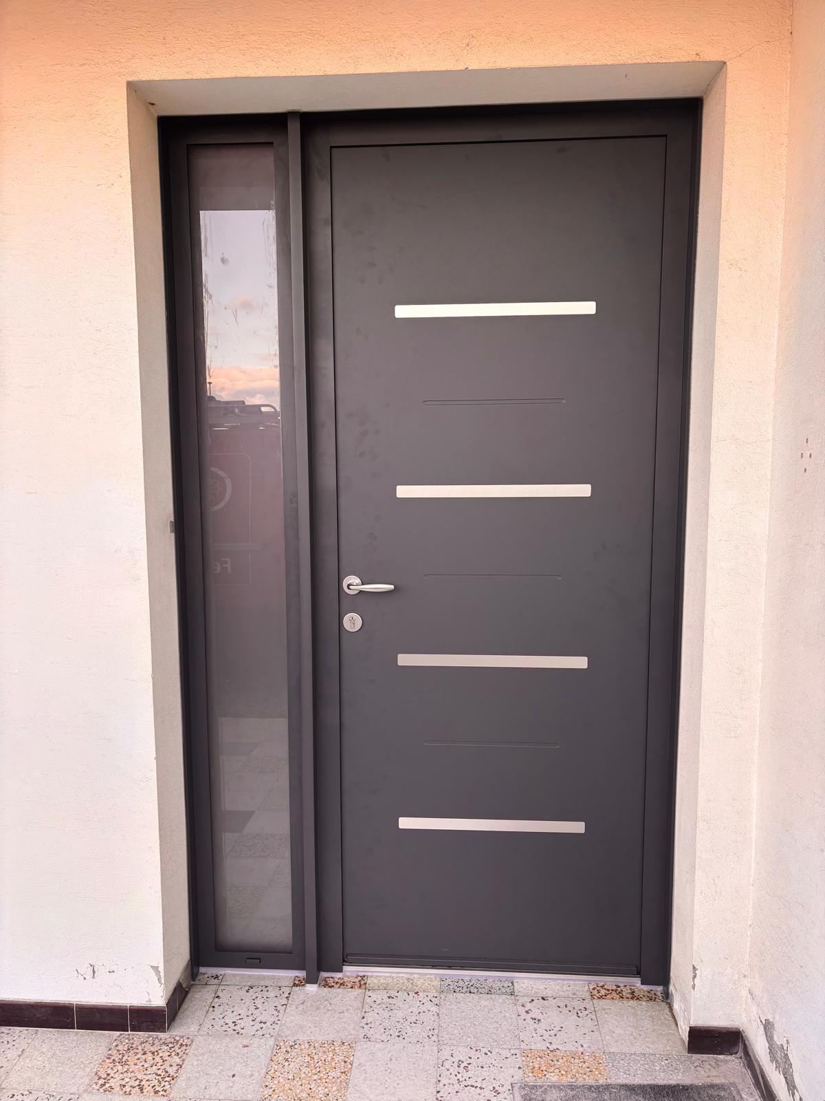 photo d'une porte d'entrée en PVC gris anthracite
