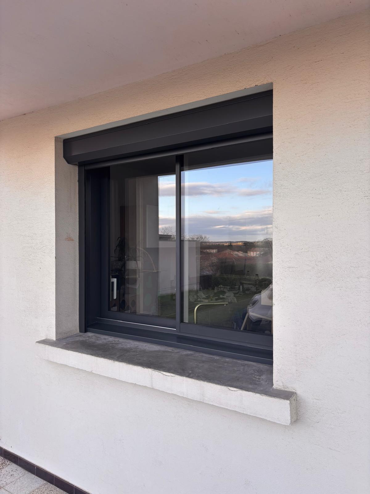 photo d'une fenêtre en PVC gris anthracite