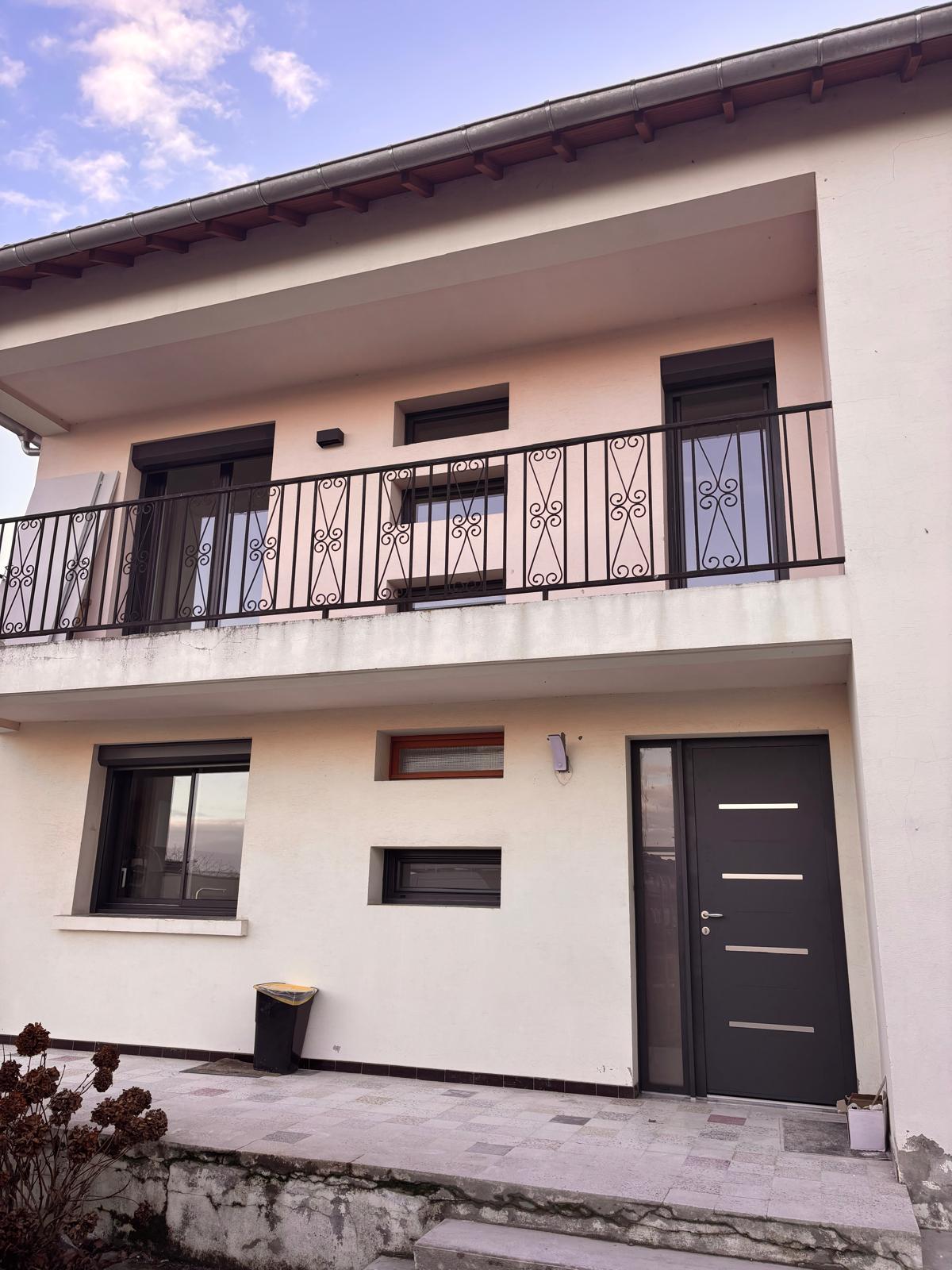 photo d'une maison avec menuiseries extérieures en PVC gris anthracite