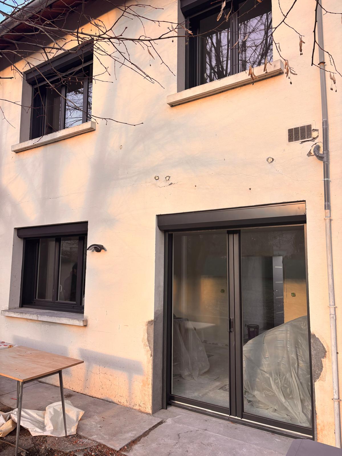 photo d'une maison avec fenêtre et baie vitrée en PVC gris anthracite