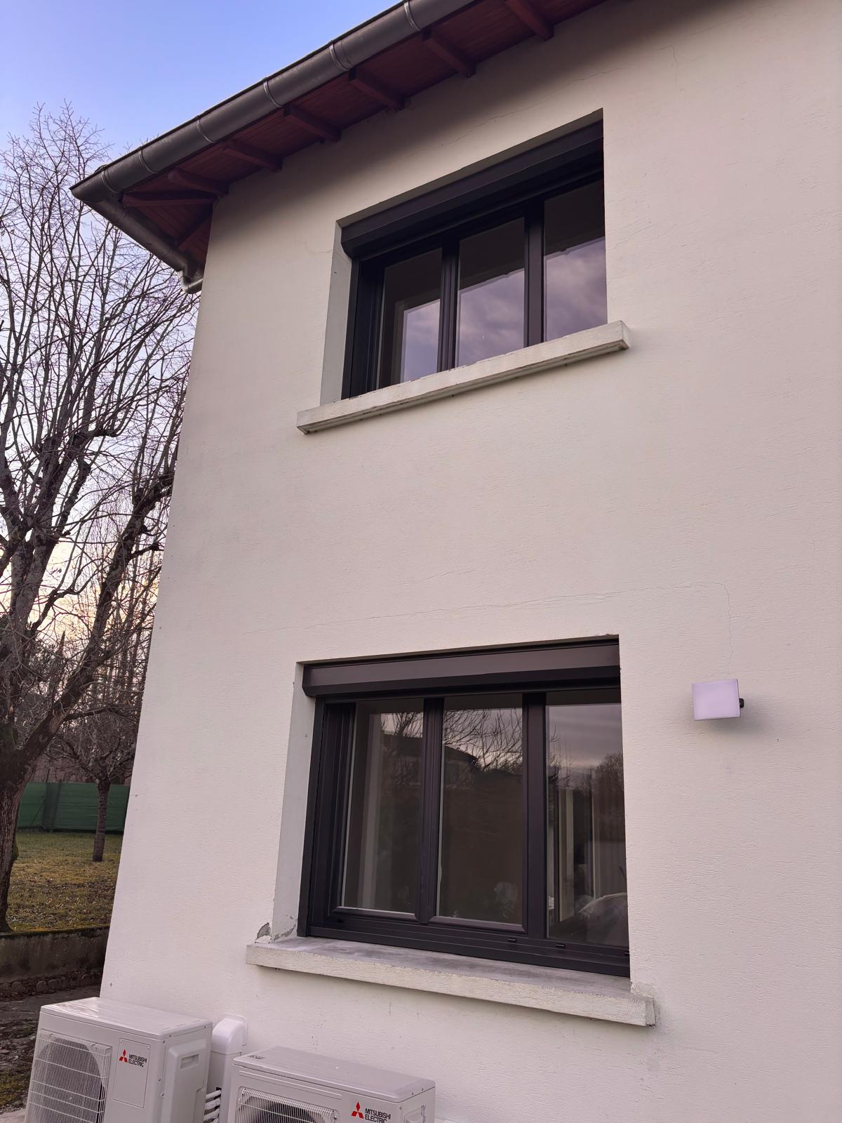 photo d'une maison avec menuiseries extérieures en PVC gris anthracite