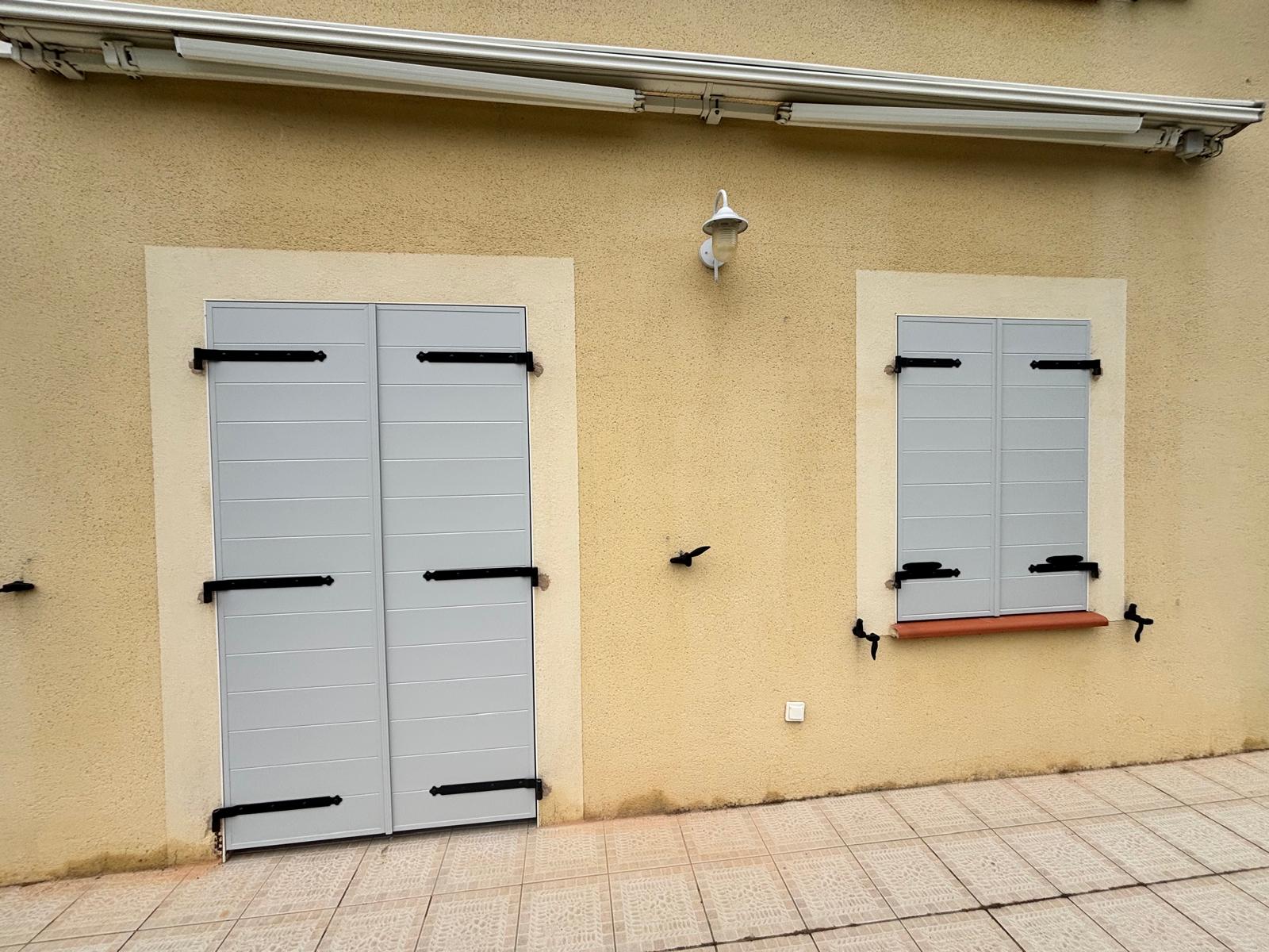 Volets battants en aluminium avec lames horizontales