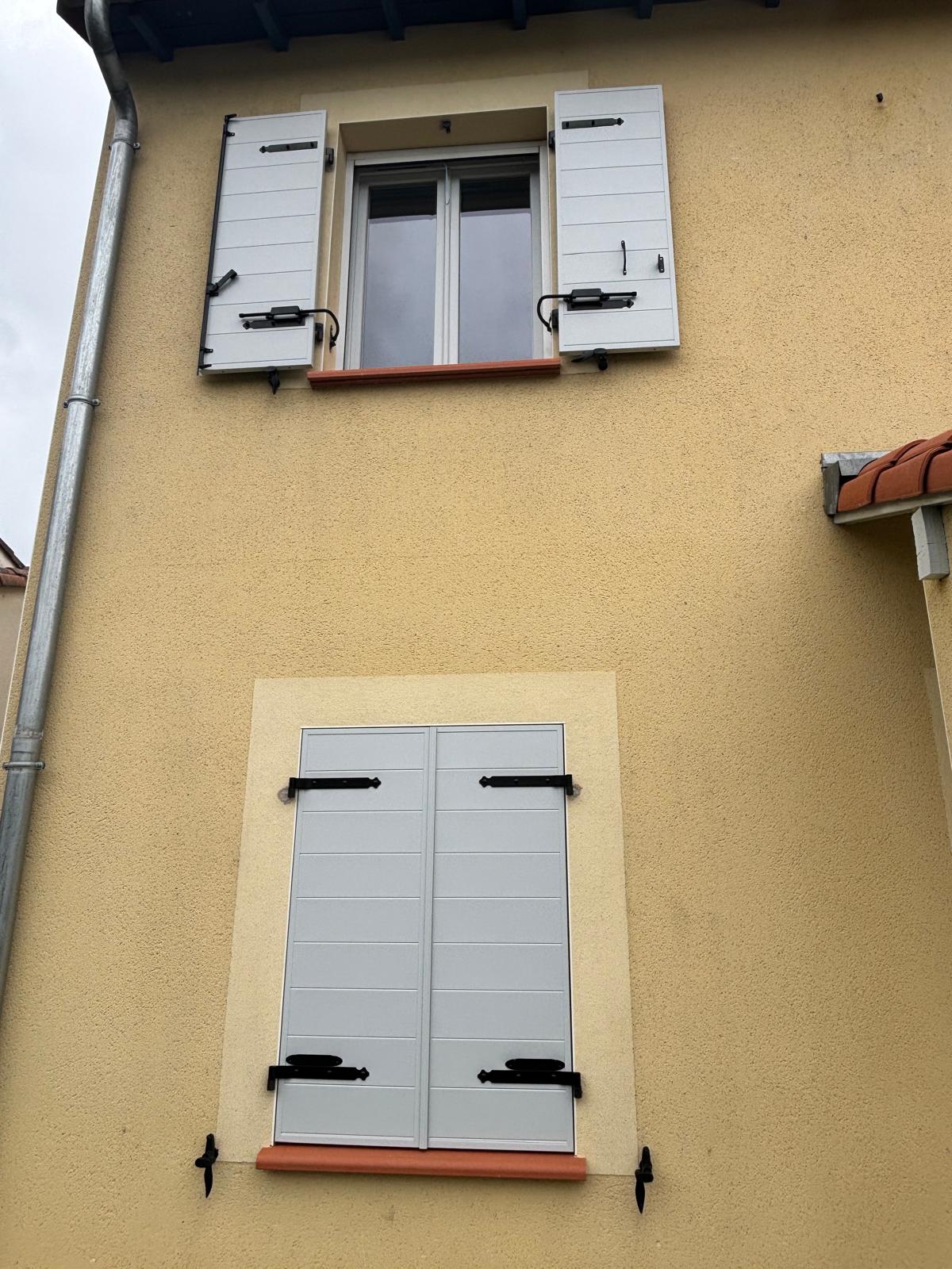 Installation de volets battants en aluminium avec lames horizontales