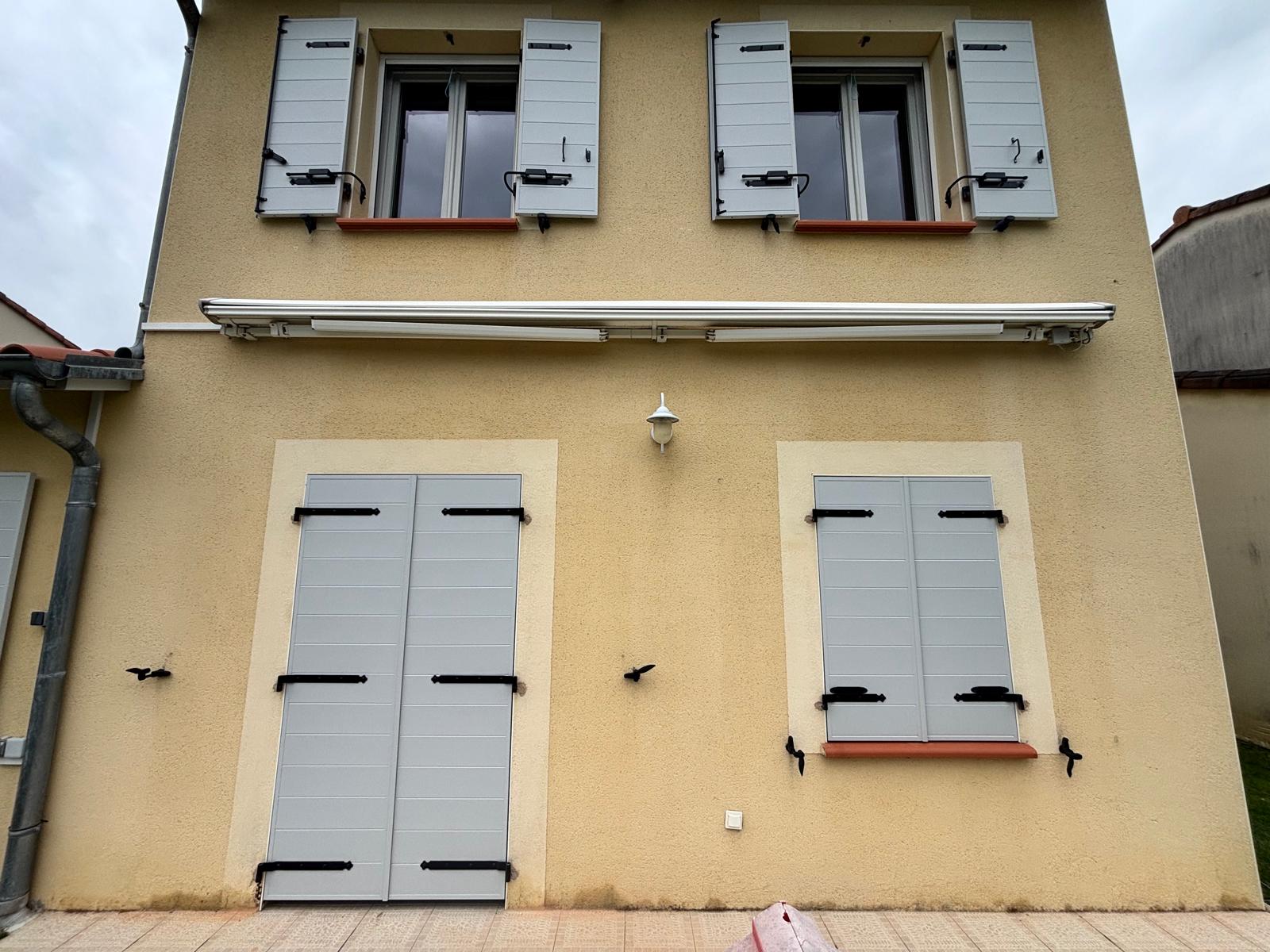 Pose de volets battants en aluminium avec lames horizontales