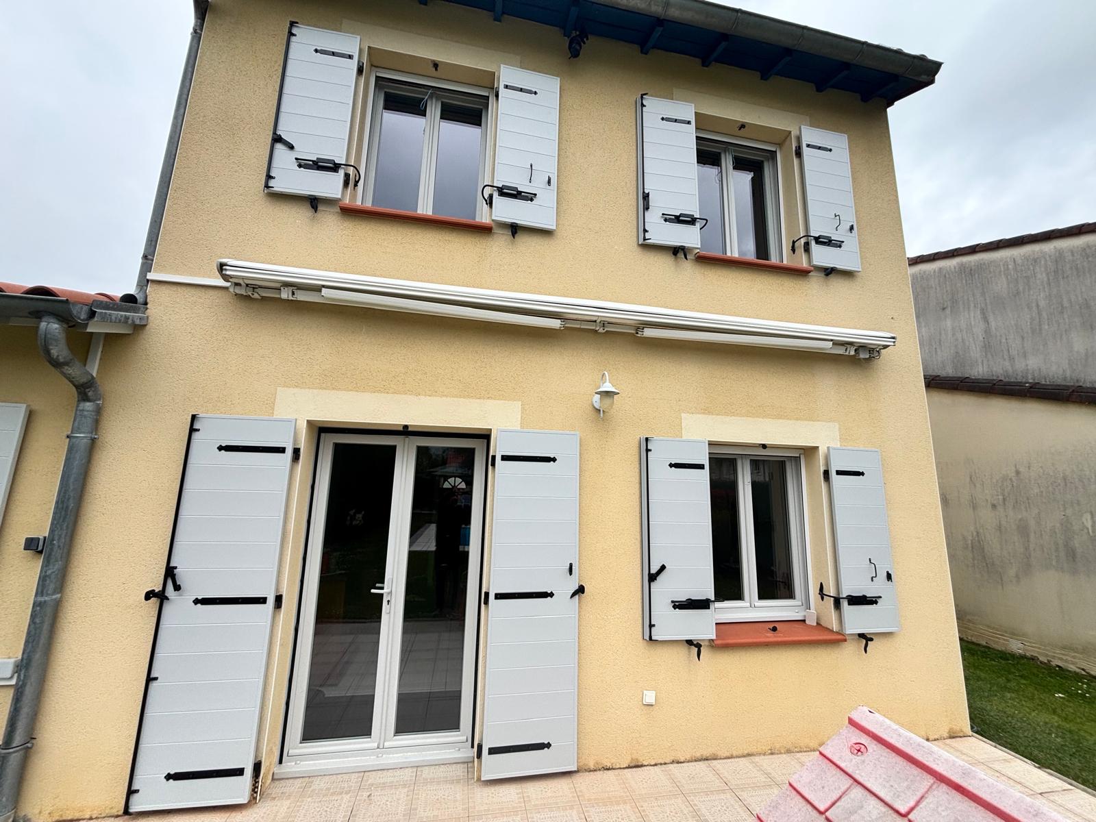 Pose de volets battants en aluminium