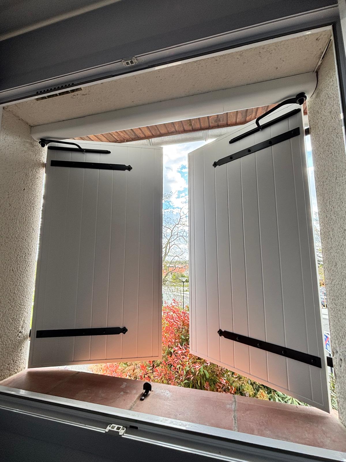 Volets battants aluminium motorisés Somfy à Toulouse, vue de l'intérieur