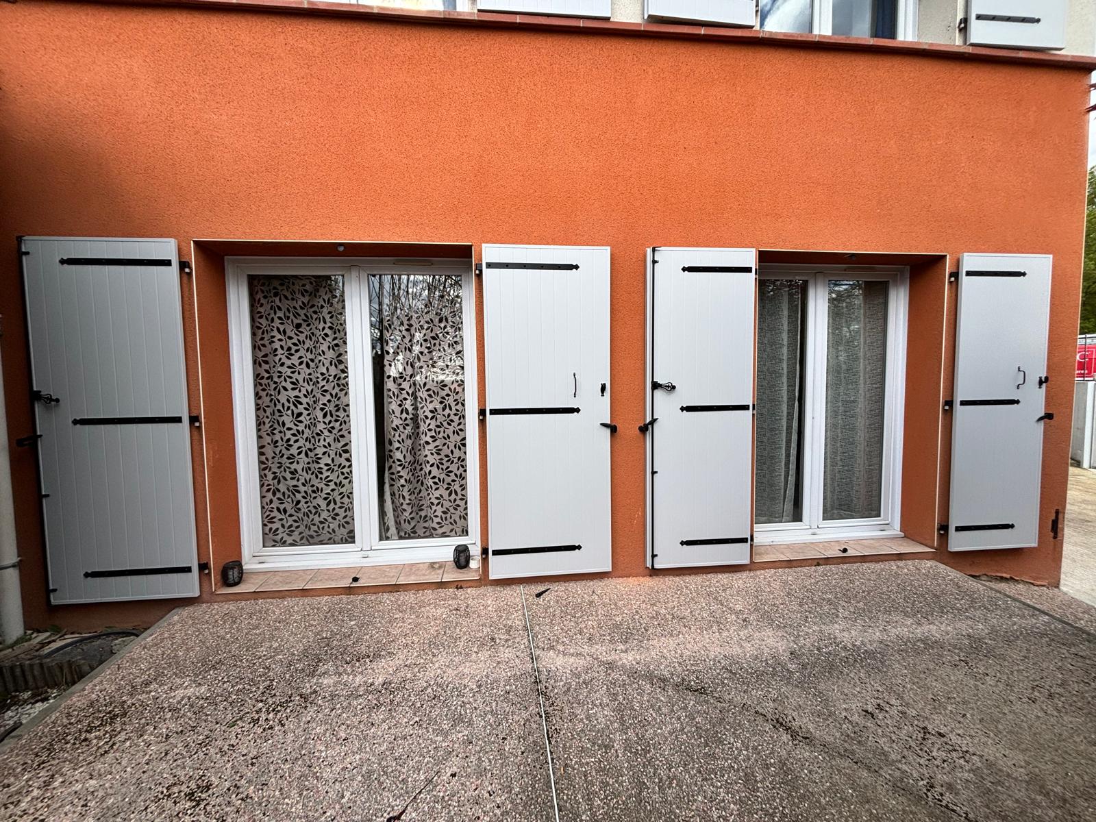 Volets battants aluminium motorisés Somfy sur porte-fenêtres à Toulouse